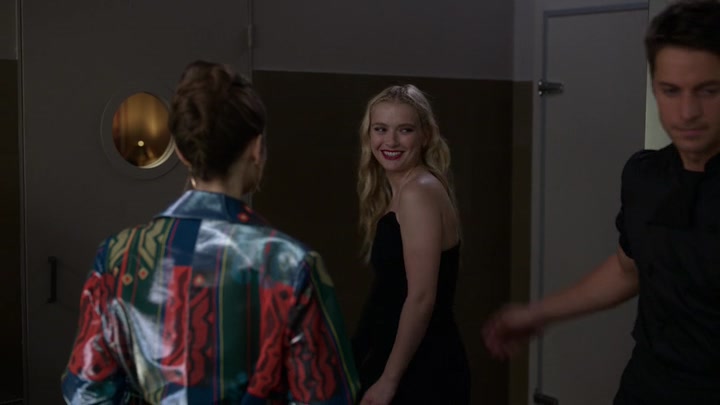 Emily_in_Paris_S02E06_WEBRip_x264-ION10_1407.jpg