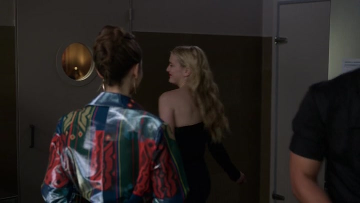 Emily_in_Paris_S02E06_WEBRip_x264-ION10_1408.jpg