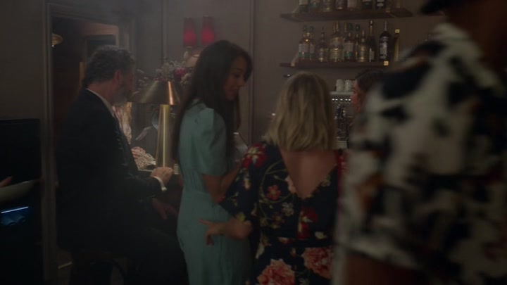 Emily_in_Paris_S02E06_WEBRip_x264-ION10_1420.jpg