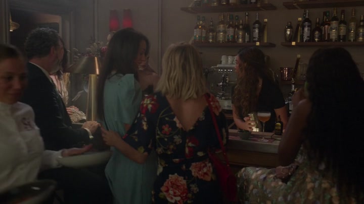 Emily_in_Paris_S02E06_WEBRip_x264-ION10_1421.jpg