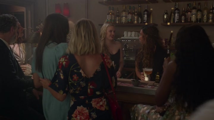 Emily_in_Paris_S02E06_WEBRip_x264-ION10_1423.jpg
