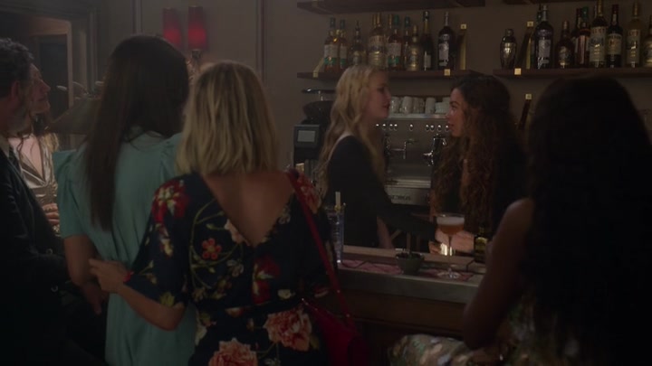 Emily_in_Paris_S02E06_WEBRip_x264-ION10_1424.jpg