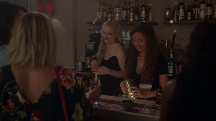 Emily_in_Paris_S02E06_WEBRip_x264-ION10_1428.jpg
