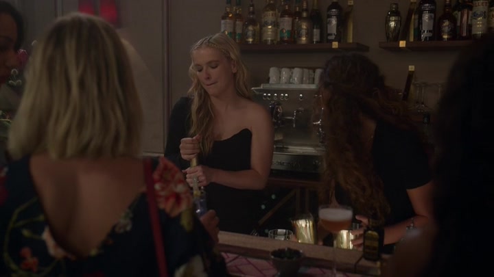 Emily_in_Paris_S02E06_WEBRip_x264-ION10_1430.jpg
