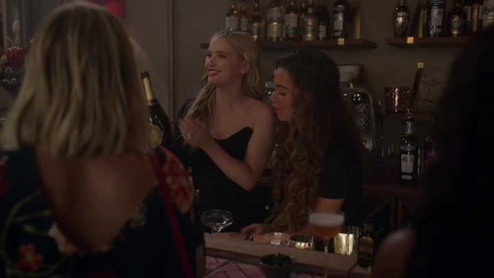 Emily_in_Paris_S02E06_WEBRip_x264-ION10_1435.jpg