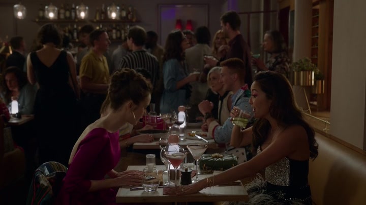 Emily_in_Paris_S02E06_WEBRip_x264-ION10_1445.jpg