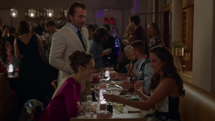 Emily_in_Paris_S02E06_WEBRip_x264-ION10_1494.jpg