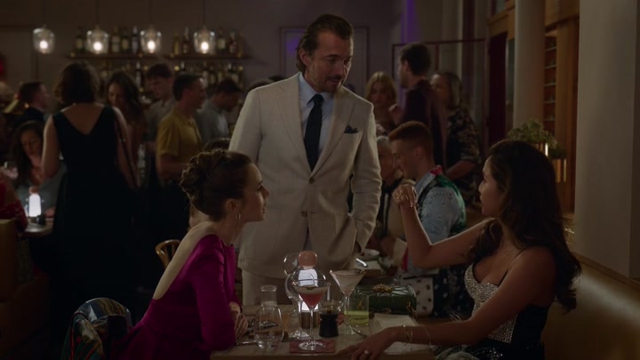 Emily_in_Paris_S02E06_WEBRip_x264-ION10_1502.jpg