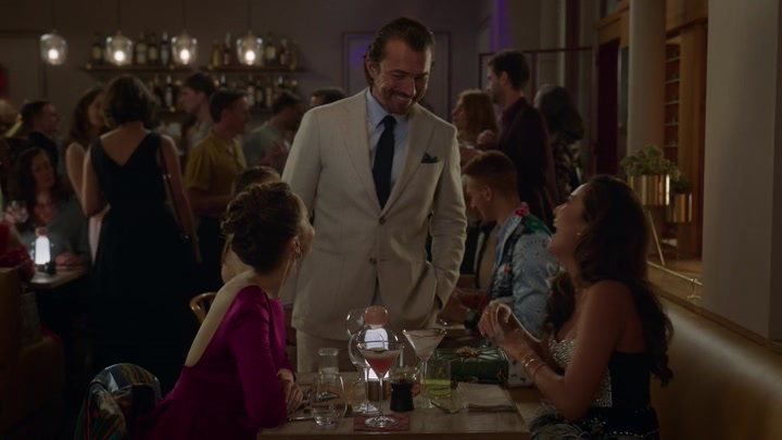 Emily_in_Paris_S02E06_WEBRip_x264-ION10_1506.jpg