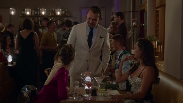 Emily_in_Paris_S02E06_WEBRip_x264-ION10_1515.jpg