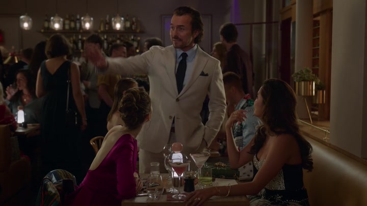 Emily_in_Paris_S02E06_WEBRip_x264-ION10_1520.jpg