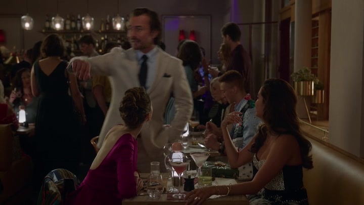 Emily_in_Paris_S02E06_WEBRip_x264-ION10_1521.jpg