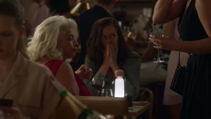 Emily_in_Paris_S02E06_WEBRip_x264-ION10_1530.jpg