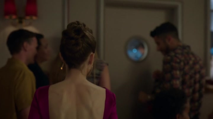 Emily_in_Paris_S02E06_WEBRip_x264-ION10_1539.jpg