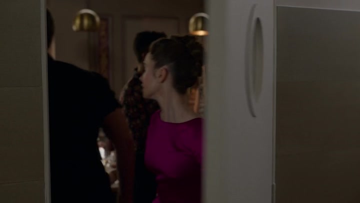 Emily_in_Paris_S02E06_WEBRip_x264-ION10_1570.jpg