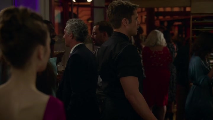Emily_in_Paris_S02E06_WEBRip_x264-ION10_1591.jpg
