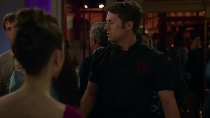 Emily_in_Paris_S02E06_WEBRip_x264-ION10_1594.jpg
