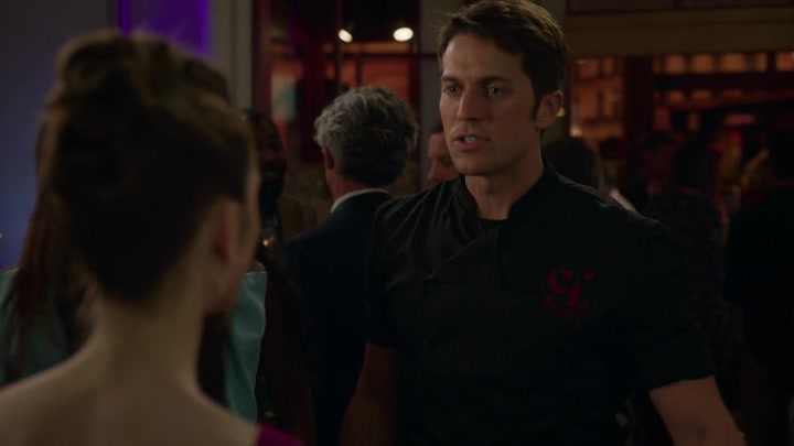Emily_in_Paris_S02E06_WEBRip_x264-ION10_1595.jpg