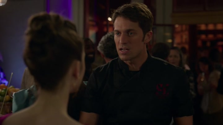 Emily_in_Paris_S02E06_WEBRip_x264-ION10_1599.jpg