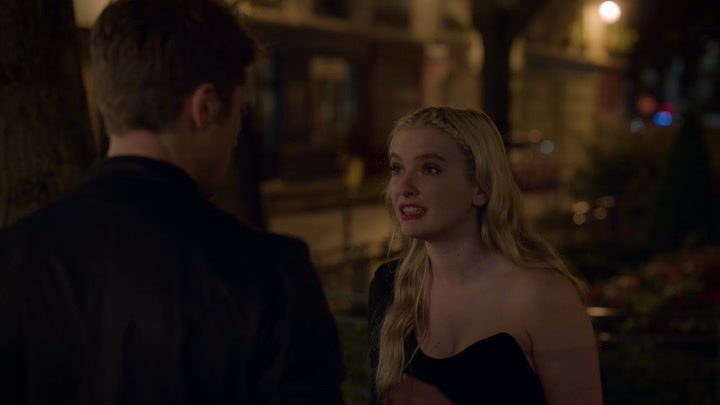 Emily_in_Paris_S02E06_WEBRip_x264-ION10_1673.jpg