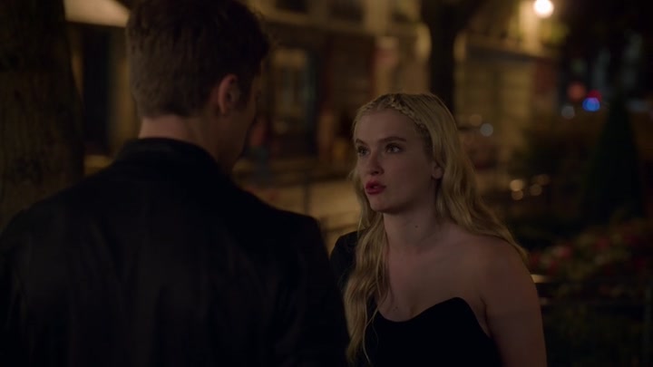 Emily_in_Paris_S02E06_WEBRip_x264-ION10_1676.jpg
