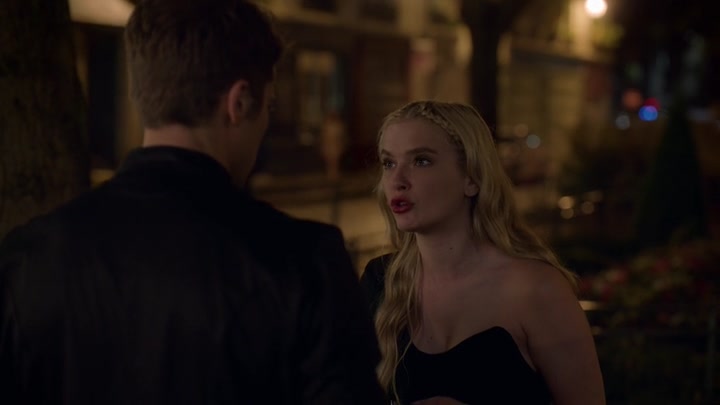 Emily_in_Paris_S02E06_WEBRip_x264-ION10_1678.jpg
