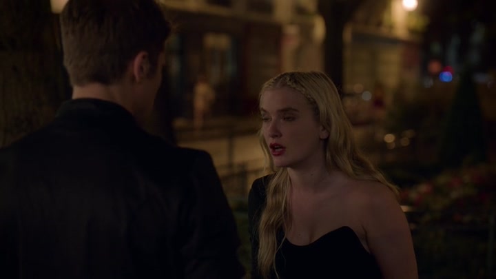 Emily_in_Paris_S02E06_WEBRip_x264-ION10_1681.jpg
