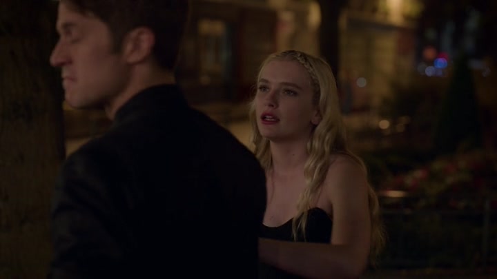 Emily_in_Paris_S02E06_WEBRip_x264-ION10_1687.jpg