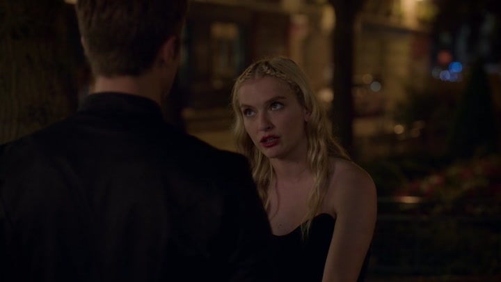 Emily_in_Paris_S02E06_WEBRip_x264-ION10_1694.jpg