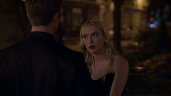 Emily_in_Paris_S02E06_WEBRip_x264-ION10_1695.jpg