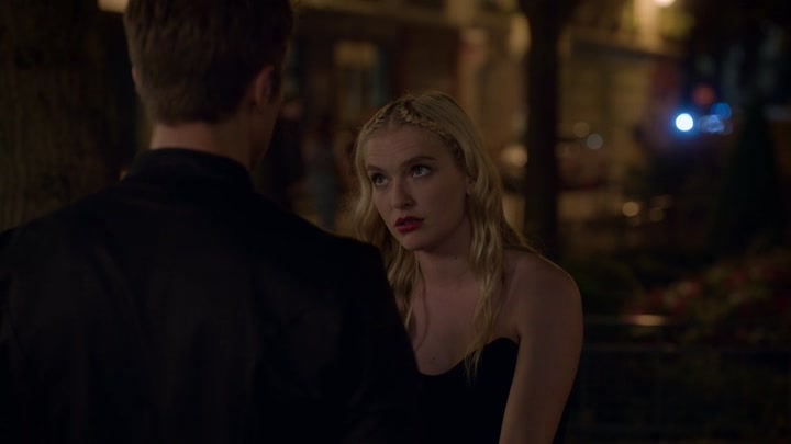 Emily_in_Paris_S02E06_WEBRip_x264-ION10_1698.jpg