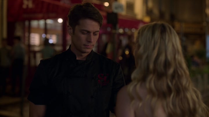Emily_in_Paris_S02E06_WEBRip_x264-ION10_1700.jpg