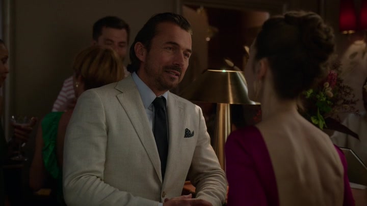 Emily_in_Paris_S02E06_WEBRip_x264-ION10_1710.jpg