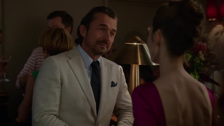 Emily_in_Paris_S02E06_WEBRip_x264-ION10_1714.jpg