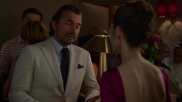 Emily_in_Paris_S02E06_WEBRip_x264-ION10_1728.jpg
