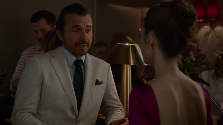 Emily_in_Paris_S02E06_WEBRip_x264-ION10_1733.jpg