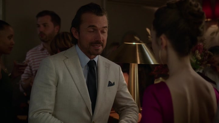 Emily_in_Paris_S02E06_WEBRip_x264-ION10_1750.jpg