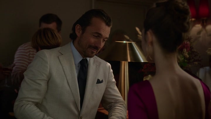 Emily_in_Paris_S02E06_WEBRip_x264-ION10_1768.jpg