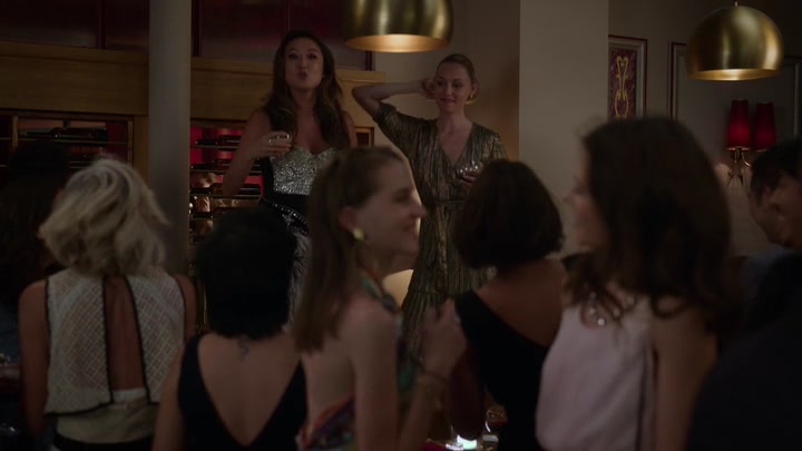 Emily_in_Paris_S02E06_WEBRip_x264-ION10_1787.jpg