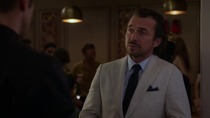 Emily_in_Paris_S02E06_WEBRip_x264-ION10_1824.jpg
