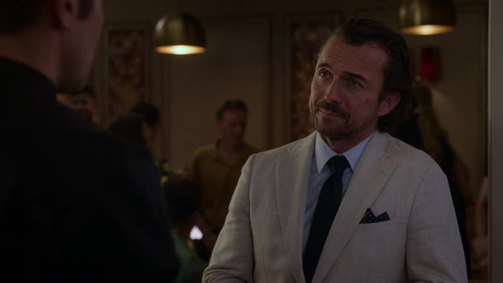 Emily_in_Paris_S02E06_WEBRip_x264-ION10_1835.jpg