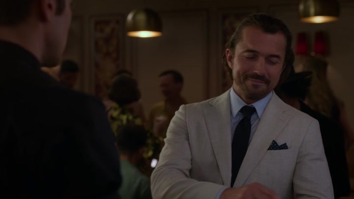 Emily_in_Paris_S02E06_WEBRip_x264-ION10_1842.jpg