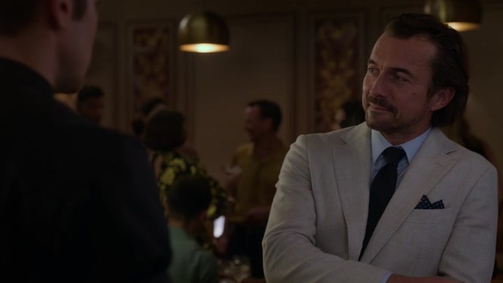 Emily_in_Paris_S02E06_WEBRip_x264-ION10_1843.jpg