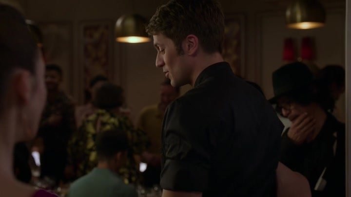 Emily_in_Paris_S02E06_WEBRip_x264-ION10_1851.jpg