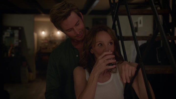 Emily_in_Paris_S02E06_WEBRip_x264-ION10_1885.jpg