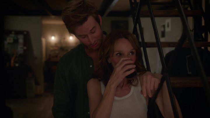 Emily_in_Paris_S02E06_WEBRip_x264-ION10_1886.jpg