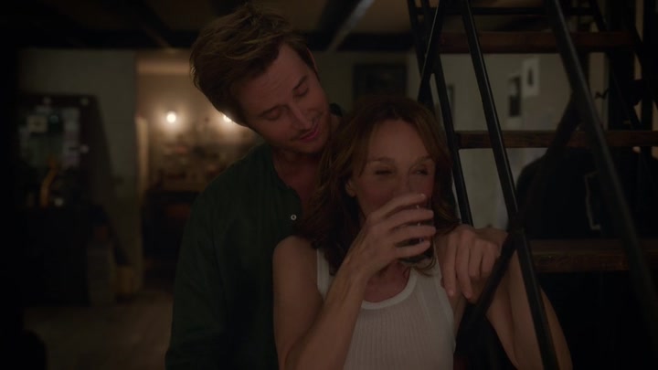 Emily_in_Paris_S02E06_WEBRip_x264-ION10_1888.jpg