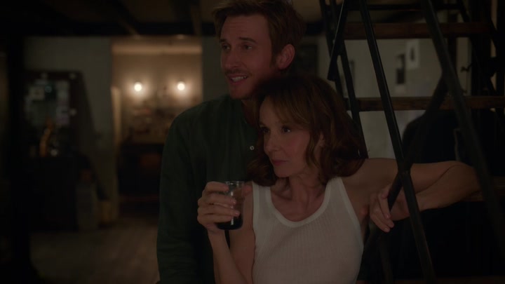 Emily_in_Paris_S02E06_WEBRip_x264-ION10_1900.jpg