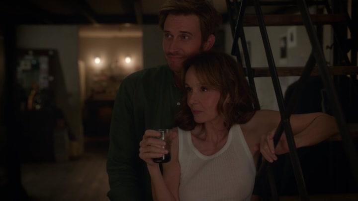 Emily_in_Paris_S02E06_WEBRip_x264-ION10_1901.jpg