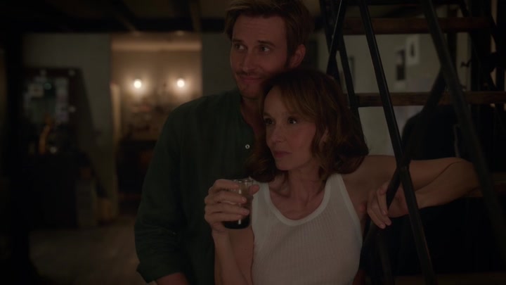 Emily_in_Paris_S02E06_WEBRip_x264-ION10_1902.jpg